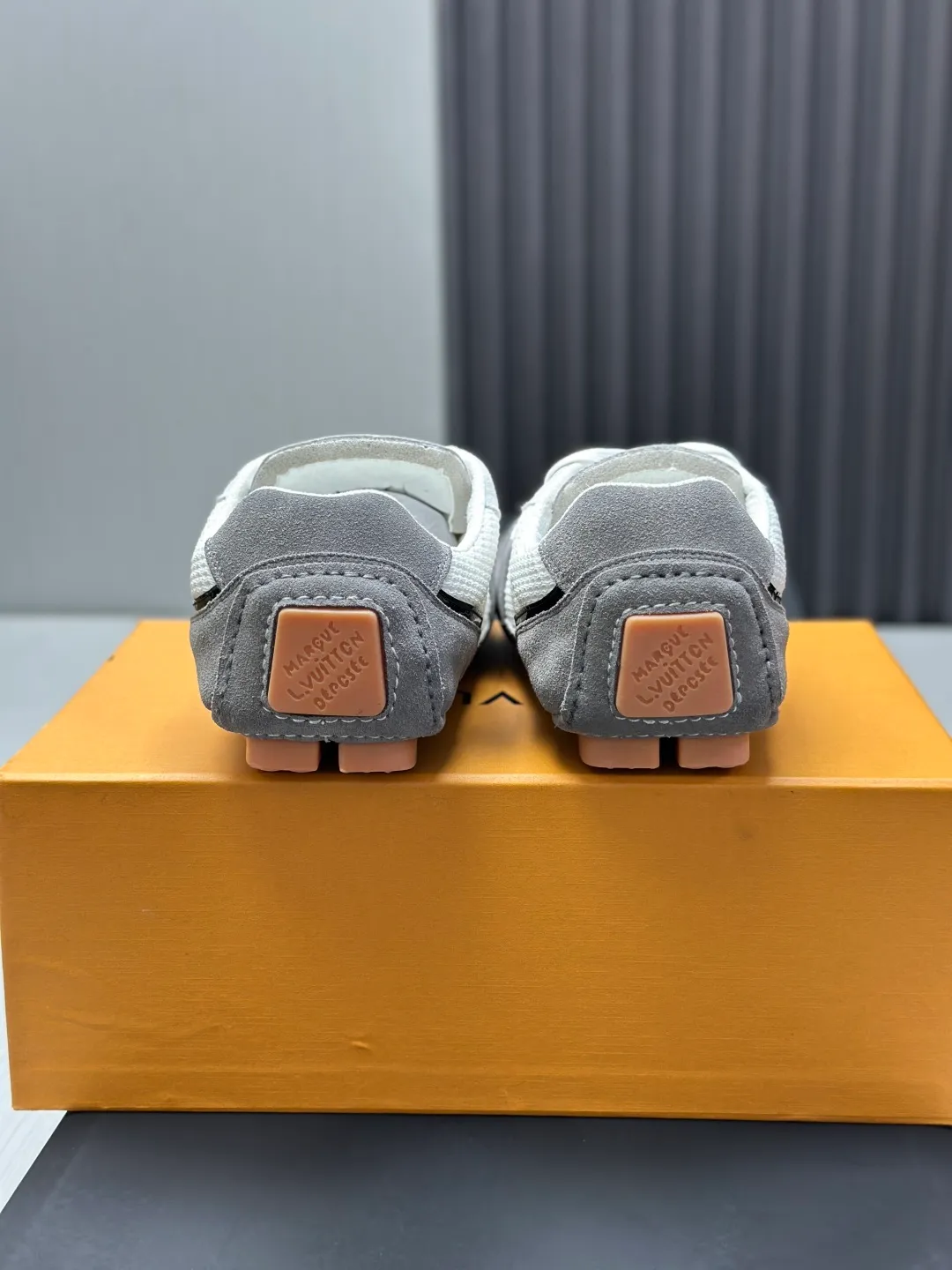 👟👟Ex-factory price 680👟👟 (Top version fully packaged) LV Louis Vuitton L Family Donkey Brand Latest Rally Series Mesh Casual Sports Shoes Doudou Shoes Original purchase, development and production This LV Rally sports shoe is made of suede cow leather and mesh fabric, and a rubber pad outsole is incorporated into the driving shoe configuration, making it a modern choice that is both comfortable and light. The LV letters on the side, the handwritten Louis Vuitton logo on the rear, and the Vuitton logo on the tongue and outsole jointly brand the brand mark. Exquisite packaging at the delivery counter🛍📦 ▪️Fabric: Original customized imported mesh + cowhide ▪️Inner lining: Original customized breathable mesh lining ▪️Outsole: Original molded anti-slip rubber material ▪️Sole thickness: 2CM ▪️Size: Men's 39-45